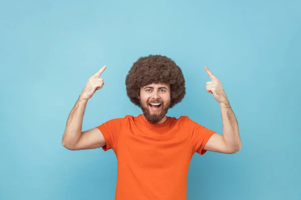 Retrato Homem Extremamente Feliz Com Penteado Afro Laranja Shirt Apontando — Fotografia de Stock
