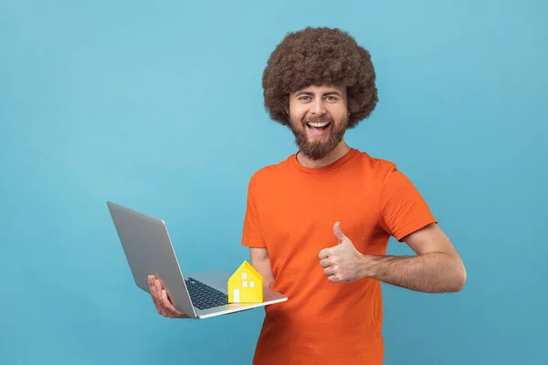 Glimlachende Man Met Afro Kapsel Oranje Shirt Met Laptop Papieren — Stockfoto
