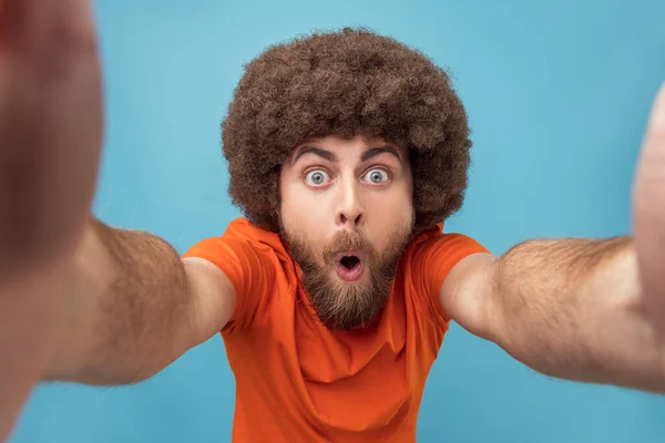 Afro Saçlı Turuncu Tişörtlü Ağzı Açık Büyük Gözlü Özçekim Yapan — Stok fotoğraf