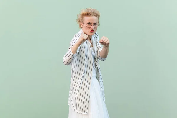 Portret Wściekłej Agresywnej Atrakcyjnej Blondynki Pasiastej Koszuli Spódnicy Zaciskających Pięści — Zdjęcie stockowe