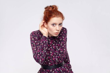 Seni duyamadım. Kızıl saçlı bir kadının portresi. Kulak kenarında el ele tutuşmuş. Sessiz sohbetler dinliyor, dedikoduları dinliyor. Gri arka planda izole edilmiş kapalı stüdyo görüntüleri.