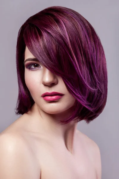 Retrato Hermosa Mujer Modelo Moda Con Peinado Corto Color Púrpura —  Fotos de Stock