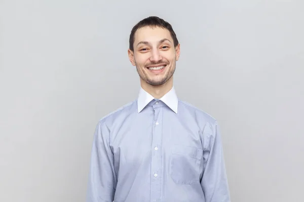 Portret Van Een Knappe Glimlachende Vrolijke Man Die Met Een — Stockfoto