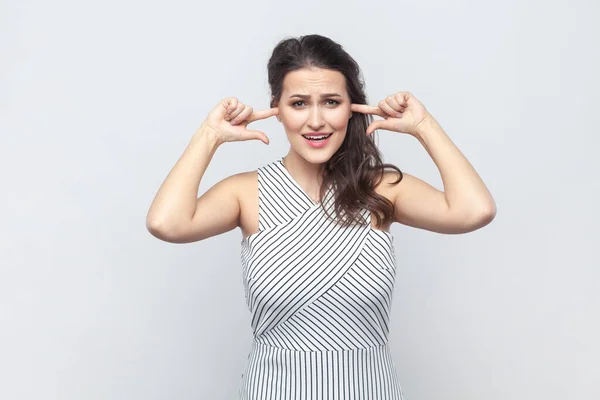 Kulaklarını Kapatan Esmer Kadının Portresi Çok Gürültülü Bir Ses Müzik — Stok fotoğraf