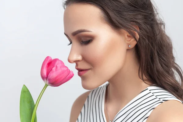 Retrato Close Mulher Morena Sonhando Romântico Segurando Tulipa Rosa Apreciando — Fotografia de Stock
