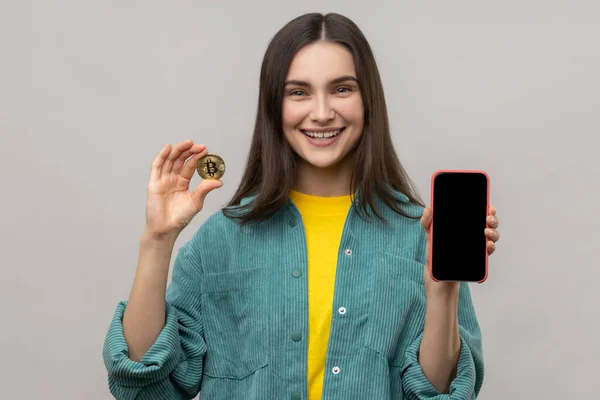 Lächelnde Glückliche Frau Mit Gold Bitcoin Und Smartphone Mit Leerem — Stockfoto