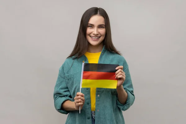 Портрет Привлекательной Женщины Флагом Германии Отмечающей День Германии Октября Выражающей — стоковое фото