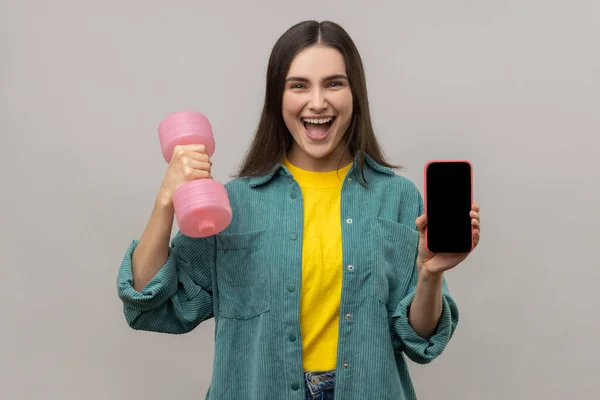 Portrait Von Glücklich Aufgeregt Mit Pinkfarbener Hantel Und Leerem Bildschirm — Stockfoto