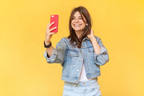 Portret Uroczej Uśmiechniętej Blogerki Noszącej Dżinsową Kurtkę Telefonem Komórkowym Ręku — Zdjęcie stockowe