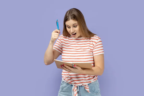 Retrato Mulher Loira Otimista Animado Espantado Vestindo Listrado Shirt Escrita — Fotografia de Stock