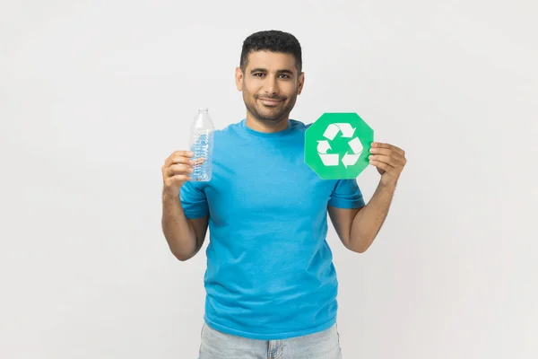 Portrét Šťastně Usmívajícího Pohledného Neoholeného Muže Modrém Tričku Zelenou Recyklační — Stock fotografie