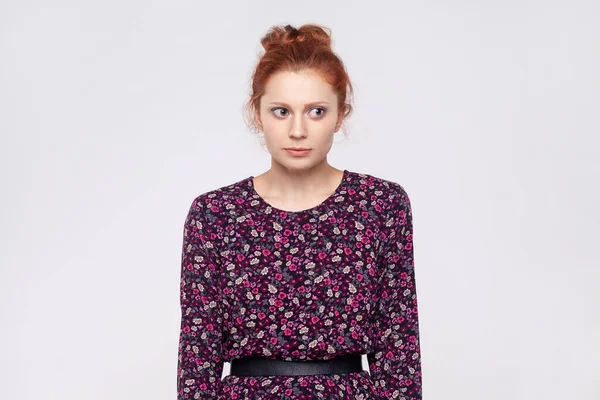 Endişeli Genç Çekici Çekici Bir Kadının Portresi Elbise Giymiş Korkmuş — Stok fotoğraf