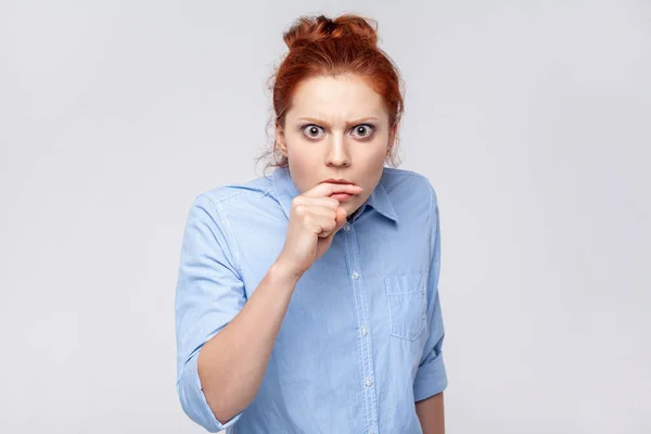 Retrato Mujer Pelirroja Con Camisa Azul Mordiendo Dedo Con Cara — Foto de Stock