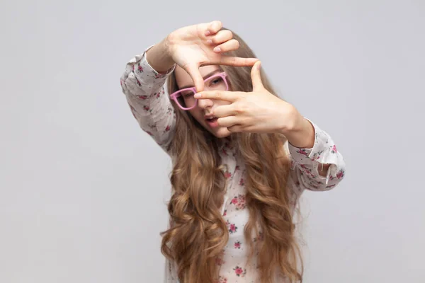 Woman Glasses Wavy Blond Hair Gesturing Picture Frame Hands Looking — Stock Photo, Image