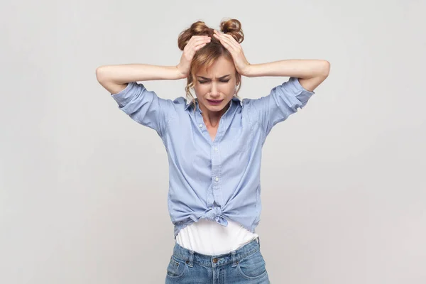 Portret Blondynki Cierpiącej Migrenę Dotykającej Głowy Potrzebującej Środków Przeciwbólowych Nie — Zdjęcie stockowe