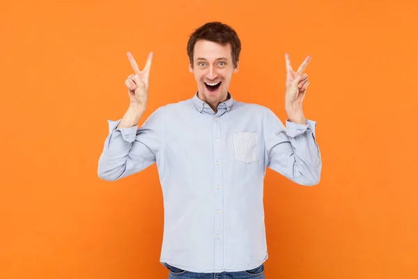 Portret Zadowolonego Optymistycznego Młodego Dorosłego Mężczyzny Stojącego Znakiem Patrzącego Kamerę — Zdjęcie stockowe
