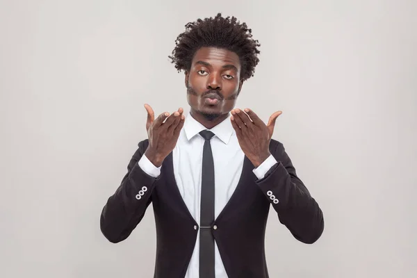 Retrato Homem Satisfeito Com Penteado Afro Estende Mãos Perto Rosto — Fotografia de Stock