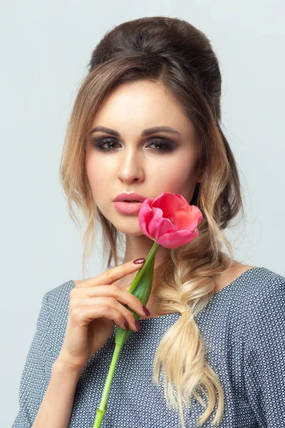 Retrato Cerca Atractiva Modelo Moda Mujer Rubia Suave Con Maquillaje —  Fotos de Stock