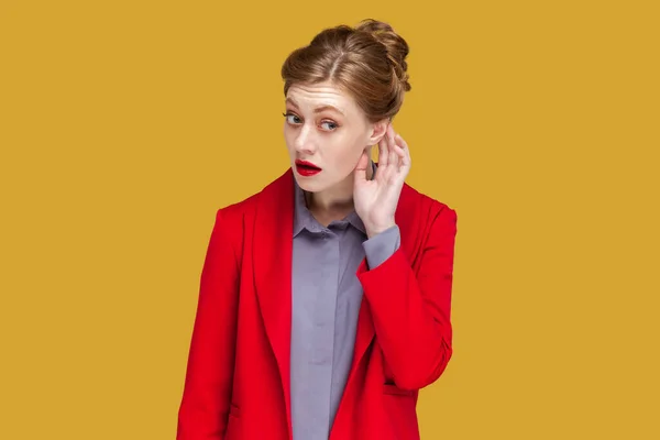 Portret Ciekawej Kobiety Czerwonymi Ustami Stojącej Ręką Przy Uchu Słuchającej — Zdjęcie stockowe