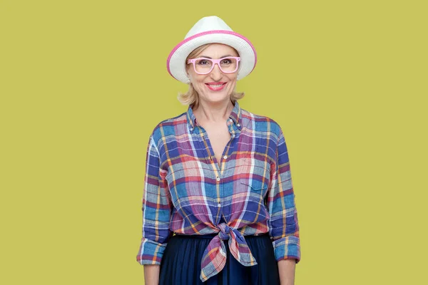 Retrato Mulher Sênior Alegre Sorridente Vestindo Camisa Quadriculada Chapéu Óculos — Fotografia de Stock