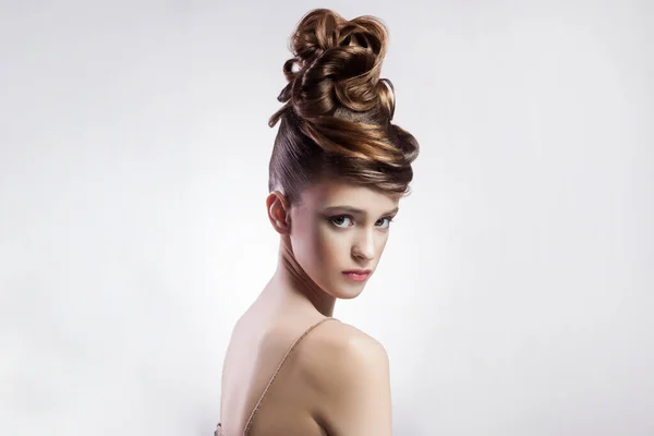 Retrato Atractiva Morena Joven Mujer Cabello Castaño Con Peinado Elegante —  Fotos de Stock