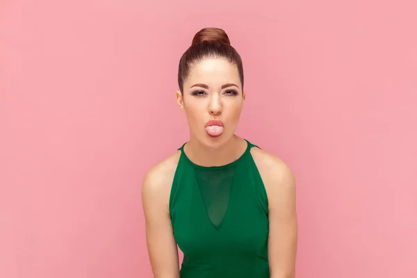 Portret Zabawnej Atrakcyjnej Kobiety Fryzurą Bułce Pokazującej Język Zewnątrz Demonstrującej — Zdjęcie stockowe