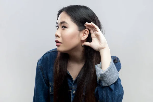 Portrét Brunetky Modré Džínové Bundě Jak Stojí Uchem Poslouchá Zajímavé — Stock fotografie