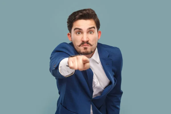 Porträtt Seriös Man Med Mustasch Med Negativa Ansiktsuttryck Pekar Finger — Stockfoto