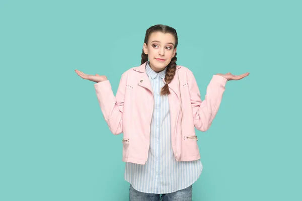 Портрет Смущенной Девочки Подростка Косичками Розовой Куртке Пожимающей Плечами Расправляющей — стоковое фото