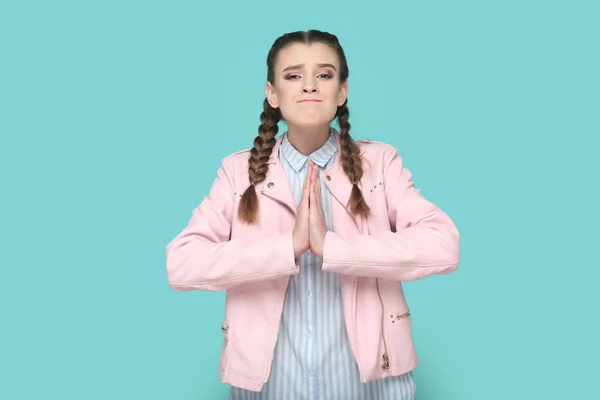 Porträt Eines Hoffnungsvollen Teenagermädchens Mit Zöpfen Rosafarbener Jacke Das Hand — Stockfoto