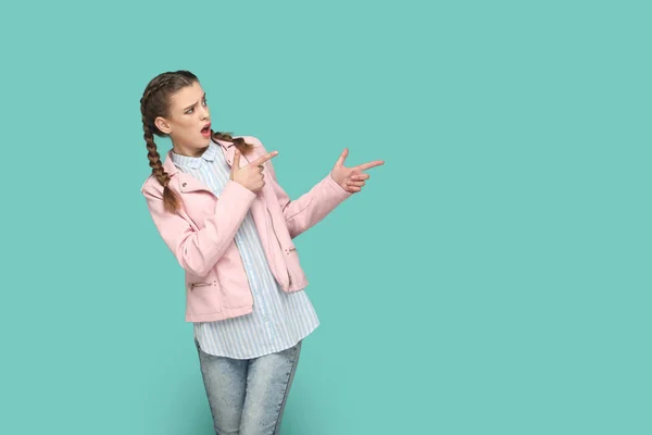 Portret Van Een Geschokt Tienermeisje Met Vlechten Een Roze Jasje — Stockfoto