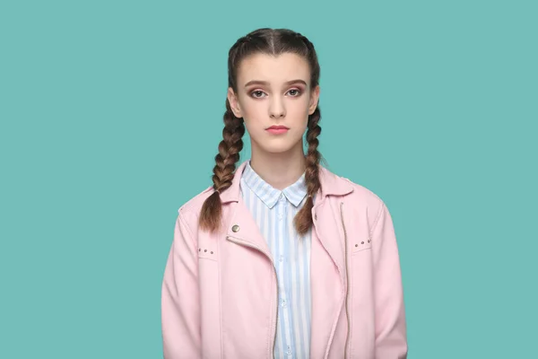 Πορτρέτο Της Σοβαρής Αυστηρή Νεαρή Κοπέλα Έφηβος Πλεξούδες Φορώντας Ροζ — Φωτογραφία Αρχείου