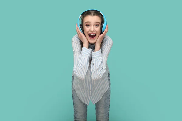 Porträtt Förbluffad Positiv Glad Tonåring Flicka Med Flätor Lyssnar Musik — Stockfoto