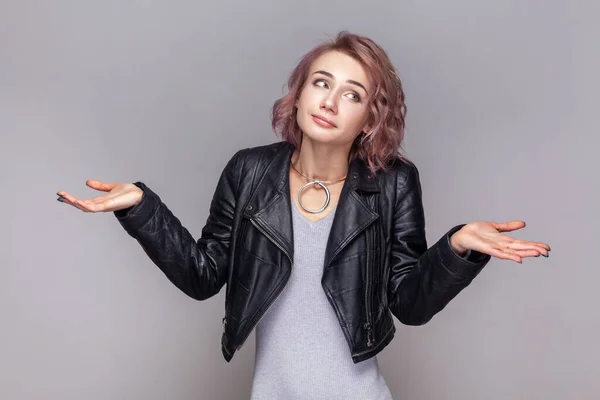 Portrait Puzzled Confused Woman Short Hairstyle Standing Spreads Hands Aside — Stock Photo, Image