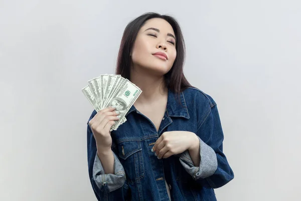 Mavi Kot Ceketli Elinde Dolarların Büyük Hayranıyla Duran Maaşını Alan — Stok fotoğraf
