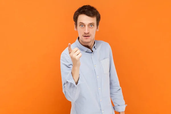 Portrait Serious Bossy Man Standing Looking Camera Raising His Finger — Stock Photo, Image
