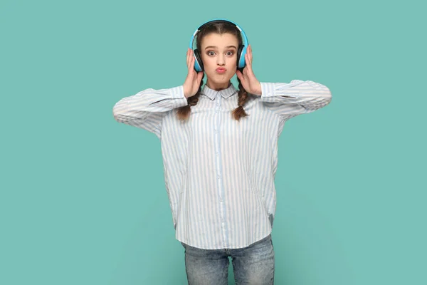 Örgülü Komik Bir Genç Kızın Portresi Tişört Giymiş Dudak Büküp — Stok fotoğraf