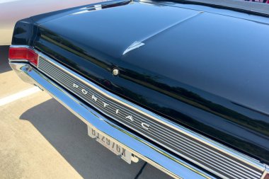 Little Elm, Texas - 11 Haziran 2023: Pontiac 'ın yerel araba fuarındaki arka görüntüsü.