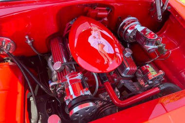 Little Elm, Texas - 11 Haziran 2023 Klasik antika eski araba motor parçaları.