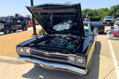 Little Elm, Texas - 11 Haziran 2023: kapüşonlu siyah Plymouth GTX 'de sergileniyor..