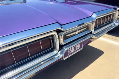 Little Elm, Texas - 11 Haziran 2023: kişisel lüks araba Ford Thunderbird araba fuarında.