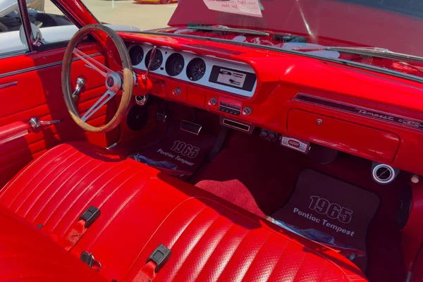 テキサス州リトルエルム 2023年6月11日 自動車ショーで1965年の赤いポンティアック車のインテリア — ストック写真