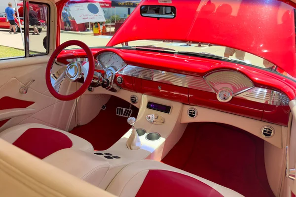 テキサス州リトルエルム 2023年6月11日 自動車展覧会で赤いシビー デルレイ車のインテリア — ストック写真