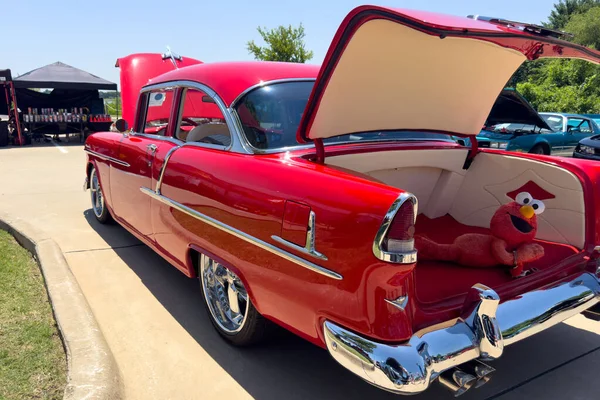 テキサス州リトルエルム 2023年6月11日 車の展示で開いたトランクで1955年のシボレーベルエアのバックビュー — ストック写真