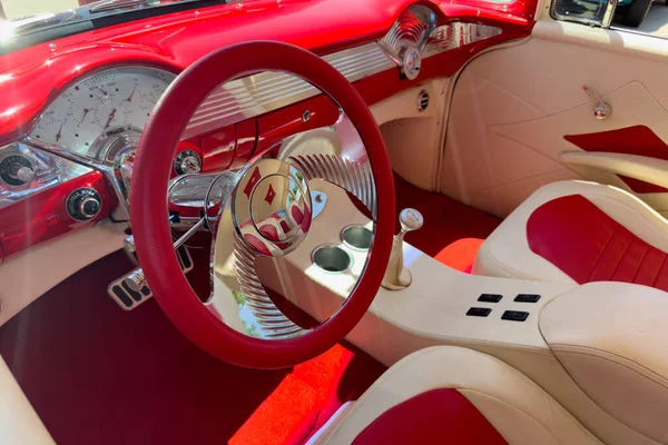 テキサス州リトルエルム 2023年6月11日 自動車展覧会で赤いシビー デルレイ車のインテリア — ストック写真