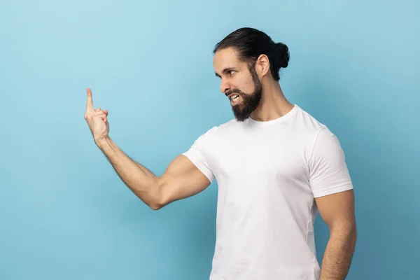 Vista Lateral Homem Com Barba Vestindo Camiseta Branca Mostrando Dedo — Fotografia de Stock