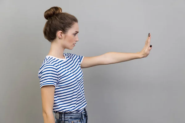 Widok Boku Portret Kobiety Paski Shirt Pokazując Gest Stop Ostrzeżenie — Zdjęcie stockowe