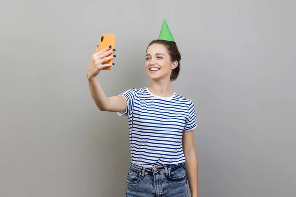 Retrato Una Bloguera Positiva Con Camiseta Rayas Cono Fiesta Tomando — Foto de Stock