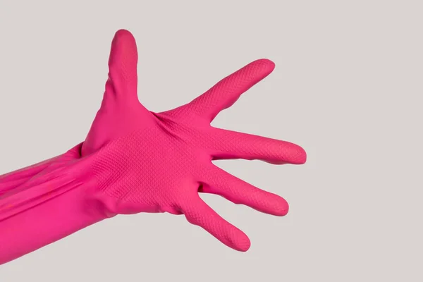 Fechar Mão Mulher Usando Luva Borracha Rosa Mostrando Sua Palma — Fotografia de Stock