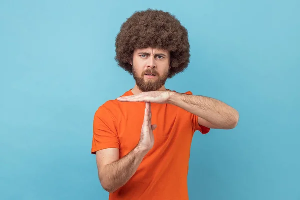 Portret Van Een Serieuze Man Met Afro Kapsel Oranje Shirt — Stockfoto
